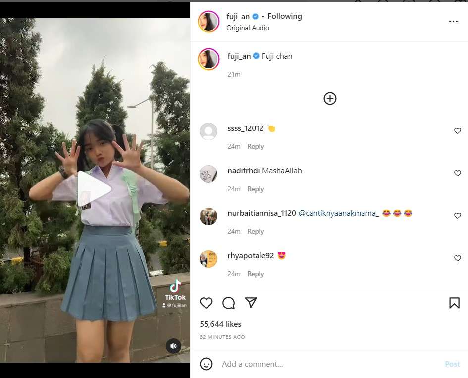 Fuji tampil pakai seragam SMA