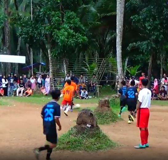 Viral liga tarkam lapangannya penuh bekas tebangan pohon kelapa.