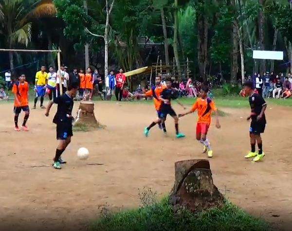Viral liga tarkam lapangannya penuh bekas tebangan pohon kelapa.