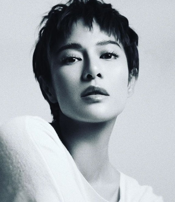 Dian Sastro dengan Gaya Rambut Pixie Cut