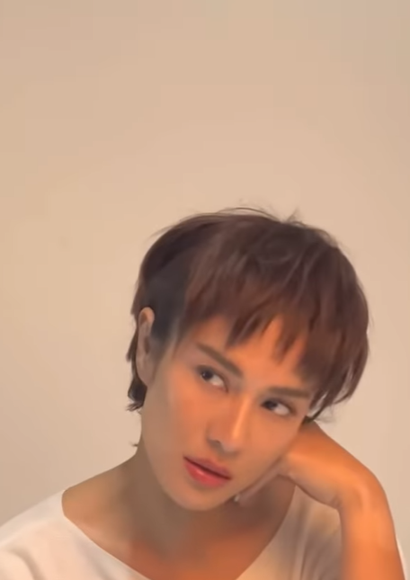Dian Sastro dengan Gaya Rambut Pixie Cut