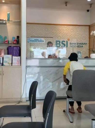 Cerita haru nenek transfer uang ke cucunya.