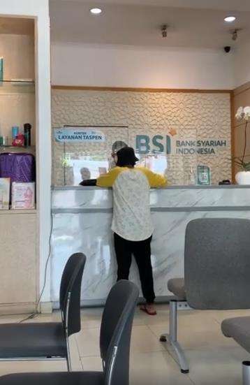 Cerita haru nenek transfer uang ke cucunya.