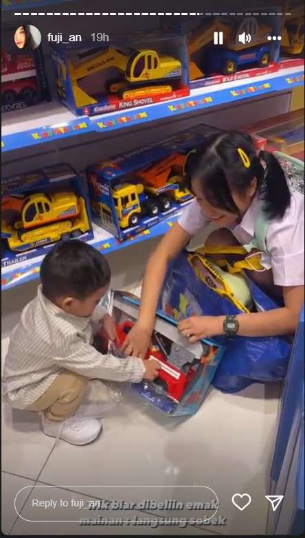 Gala Sky minta hadiah mobil-mobilan