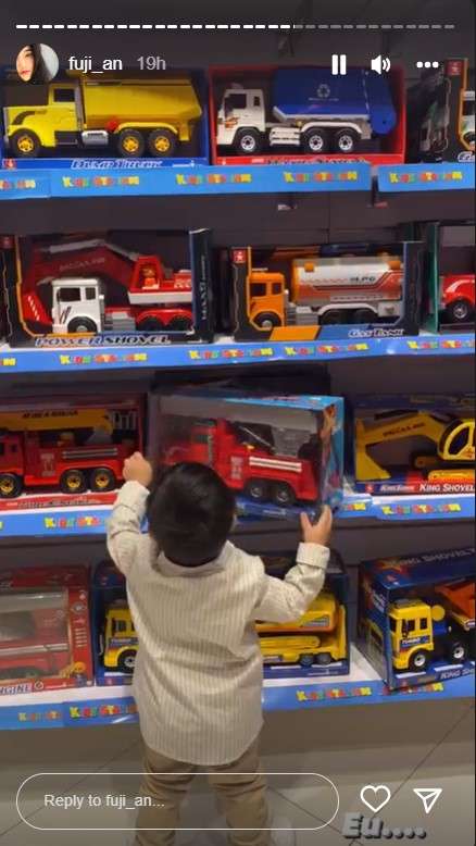 Gala Sky minta hadiah mobil-mobilan