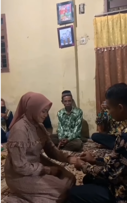Cium Dahi Calon Istri Usai Sematkan Cincin Tunangan, Pria Ini Langsung Dapat 'Hadiah'
