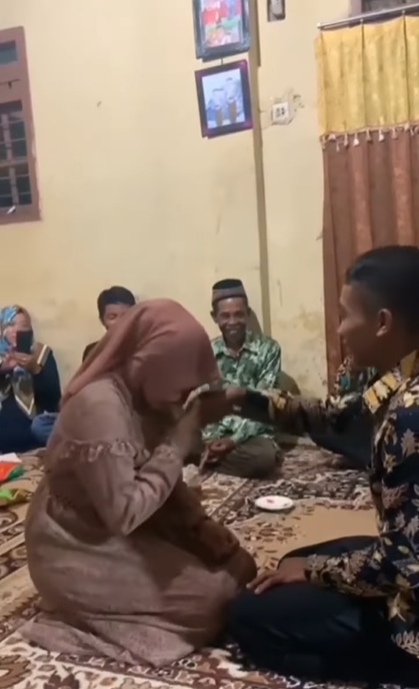 Cium Dahi Calon Istri Usai Sematkan Cincin Tunangan, Pria Ini Langsung Dapat 'Hadiah'