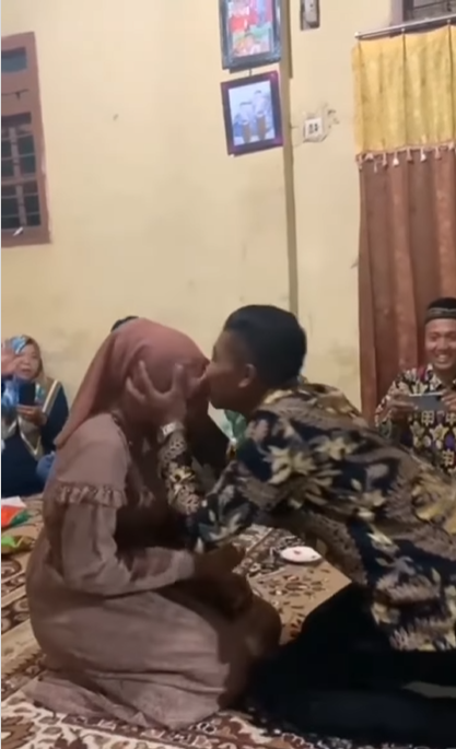 Cium Dahi Calon Istri Usai Sematkan Cincin Tunangan, Pria Ini Langsung Dapat 'Hadiah'
