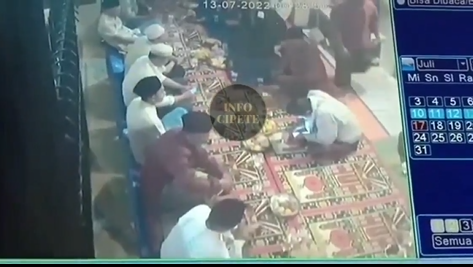 Viral Pemotor Terobos Jemaah Tahlilan dan Lindas Makanan, Warga Ngamuk Viral Pemotor Terobos Jemaah Tahlilan dan Lindas Makanan, Warga Ngamuk