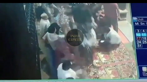 Viral Pemotor Terobos Jemaah Tahlilan dan Lindas Makanan, Warga Ngamuk Viral Pemotor Terobos Jemaah Tahlilan dan Lindas Makanan, Warga Ngamuk