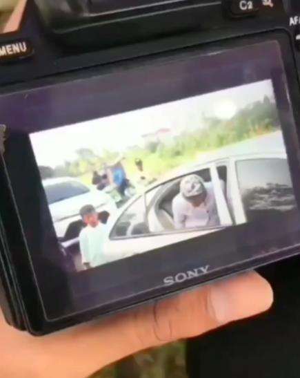 Viral kepala pengantin terjepit kaca jendela saat turun dari mobil.