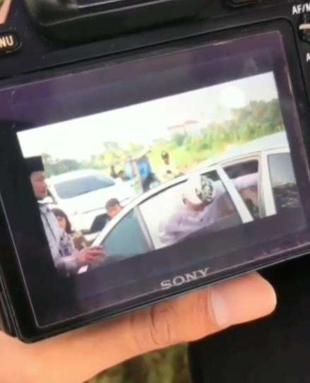 Viral kepala pengantin terjepit kaca jendela saat turun dari mobil.