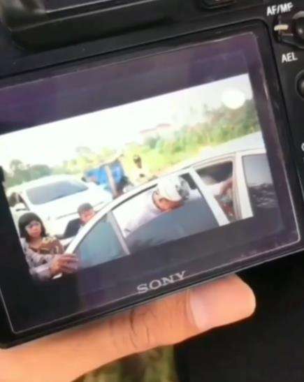 Viral kepala pengantin terjepit kaca jendela saat turun dari mobil.
