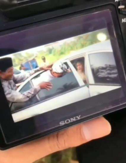 Viral kepala pengantin terjepit kaca jendela saat turun dari mobil.