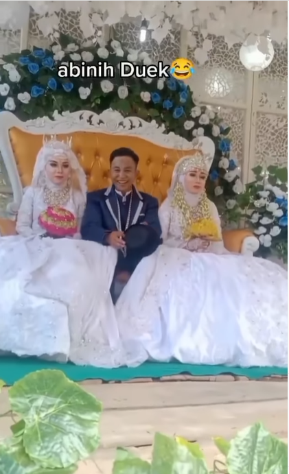 Heboh Pengantin Pria Diapit Dua Wanita di Pelaminan Heboh Pengantin Pria Diapit Dua Wanita di Pelaminan