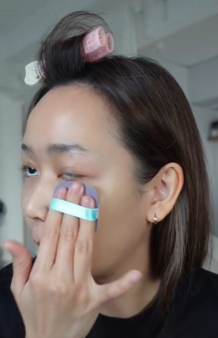 Memakai Base Makeup