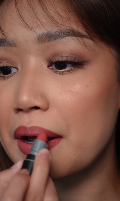 Memakai Lipstik