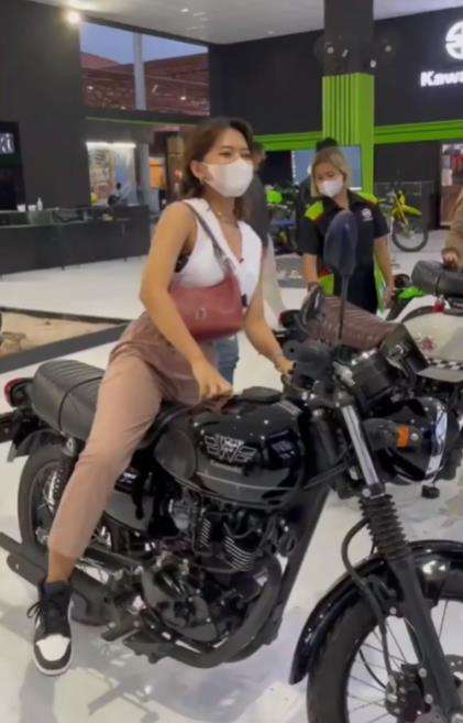 Coba naik motor display di pameran malah jatuh.