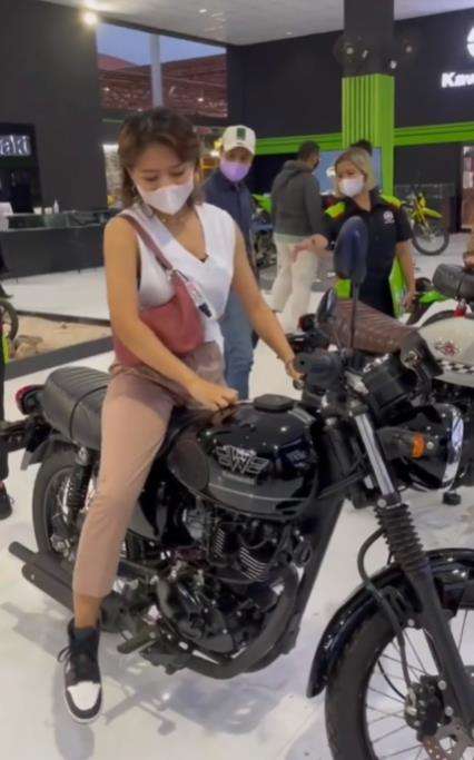 Coba naik motor display di pameran malah jatuh.