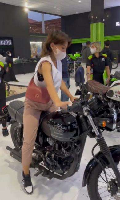 Coba naik motor display di pameran malah jatuh.