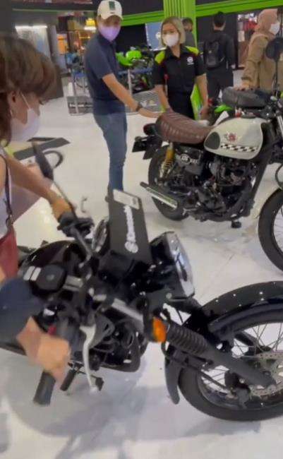 Coba naik motor display di pameran malah jatuh.