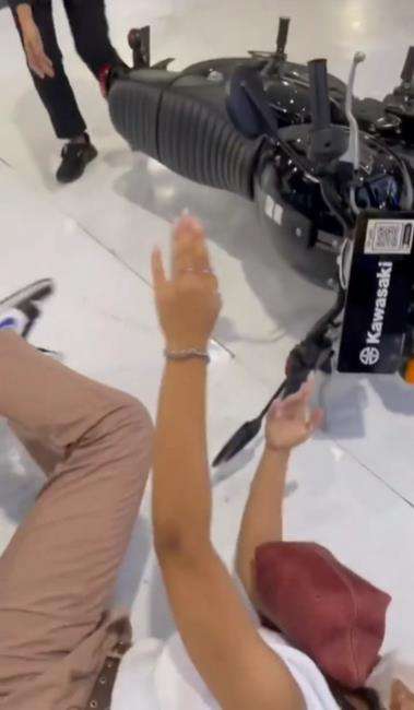 Coba naik motor display di pameran malah jatuh.
