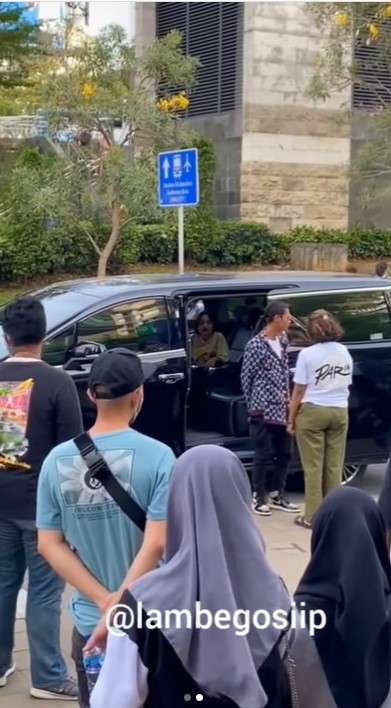 Jeje naik mobil mewah