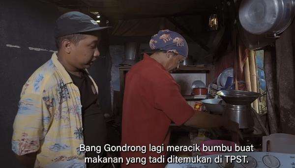 Menggoreng lagi ayam goreng yang diambil dari sampah Bantar Gebang.