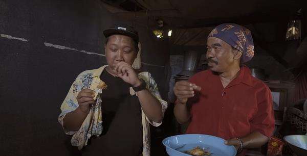 Menikmati ayam goreng yang dipungut dari tempat sampah.