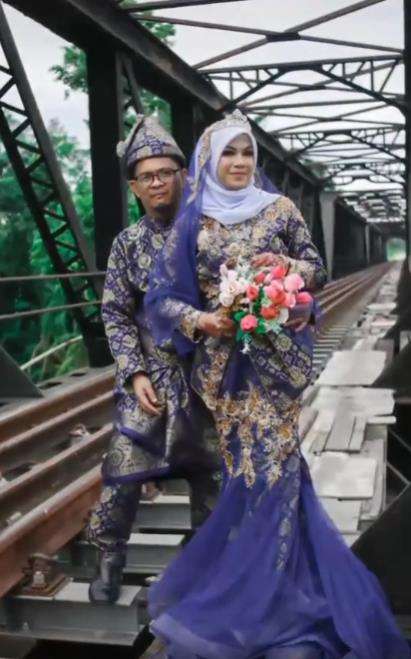 Selisih usia 33 tahun, murid menikahi gurunya. Selisih usia 33 tahun, murid menikahi gurunya.