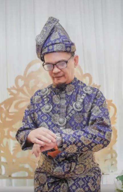 Selisih usia 33 tahun, murid menikahi gurunya. Selisih usia 33 tahun, murid menikahi gurunya.