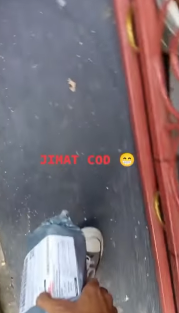 Kurir Menjemput 'Jimat COD'