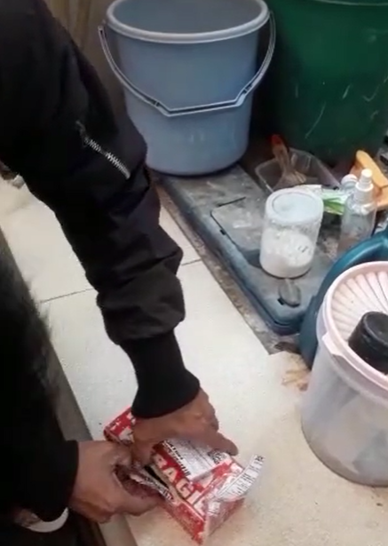 Membuka Paket Ponsel Seharga Rp350 Ribu