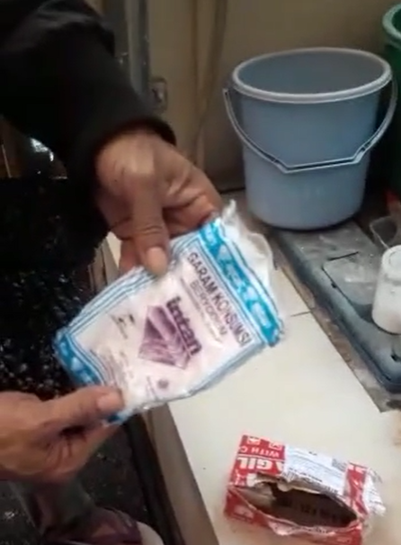 Membuka Paket Ponsel Seharga Rp350 Ribu