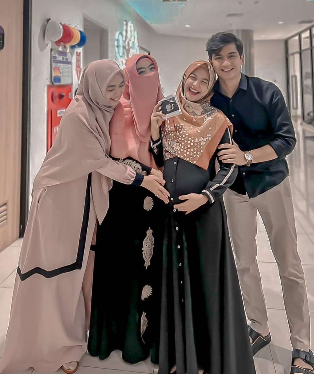 Ria Ricis bersama suami dan kedua kakaknya