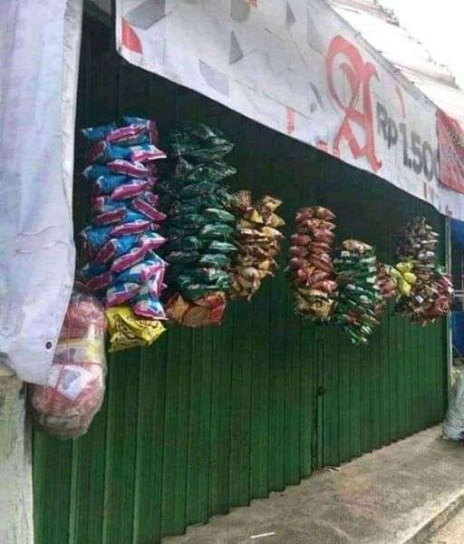 11 Potret Warung Nyeleneh.