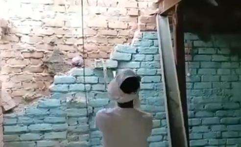 Dinding rumah dijebol gara-gara jadi sarang ular kobra.