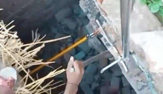 Dinding rumah dijebol gara-gara jadi sarang ular kobra.