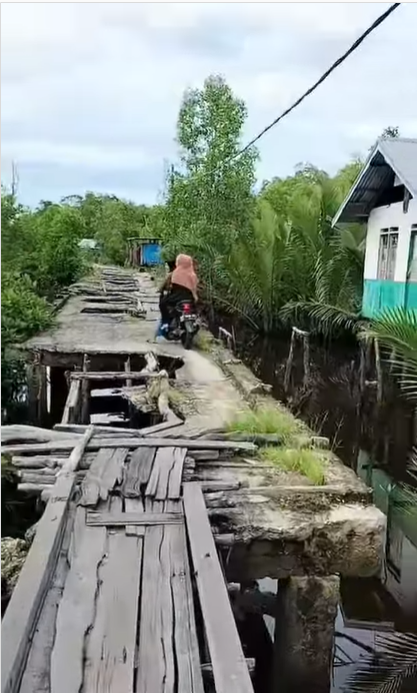 Bikin Ngeri, Kondisi Jembatan di Riau Ini Rusak Parah: Banyak Lubang Besar
