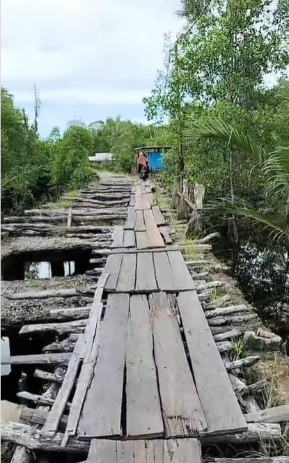 Bikin Ngeri, Kondisi Jembatan di Riau Ini Rusak Parah: Banyak Lubang Besar