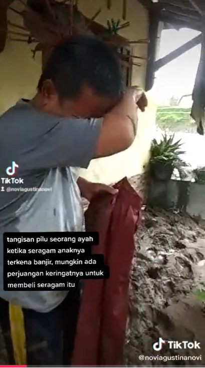 Ayah Ini Menangis Sesenggukan Saat Tahu Seragam Baru Anaknya Rusak Terkena Banjir