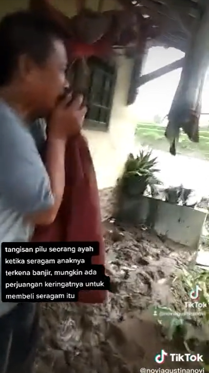 Ayah Ini Menangis Sesenggukan Saat Tahu Seragam Baru Anaknya Rusak Terkena Banjir
