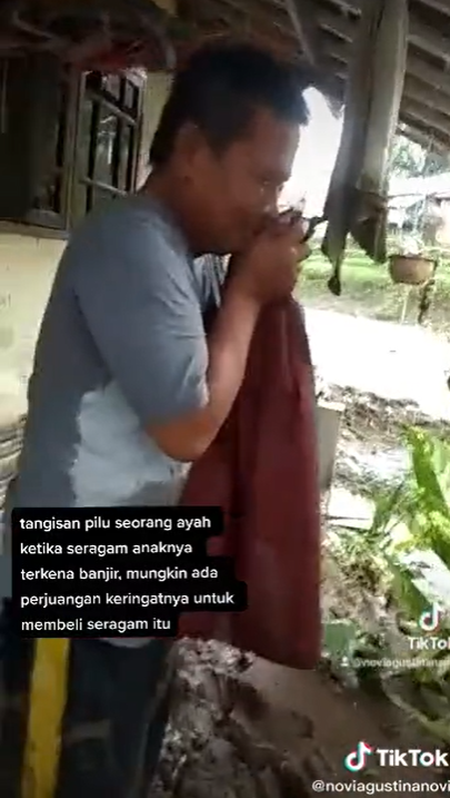 Ayah Ini Menangis Sesenggukan Saat Tahu Seragam Baru Anaknya Rusak Terkena Banjir