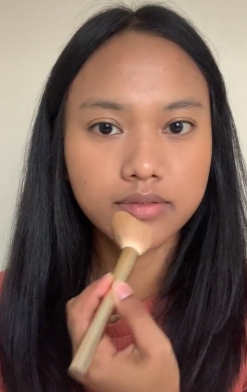 Memakai Bedak