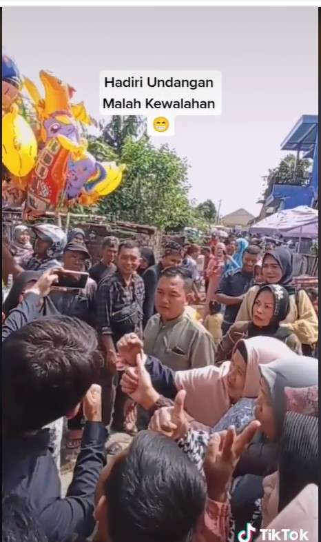 Sahrul Gunawan diserbu emak-emak