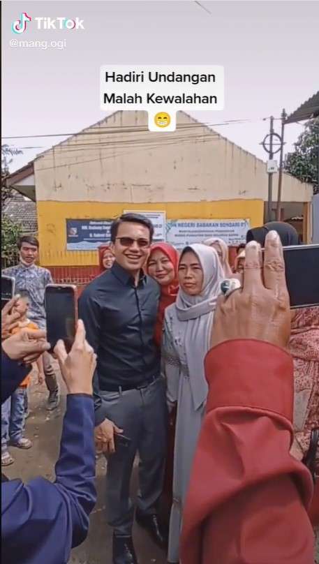 Sahrul Gunawan diserbu emak-emak