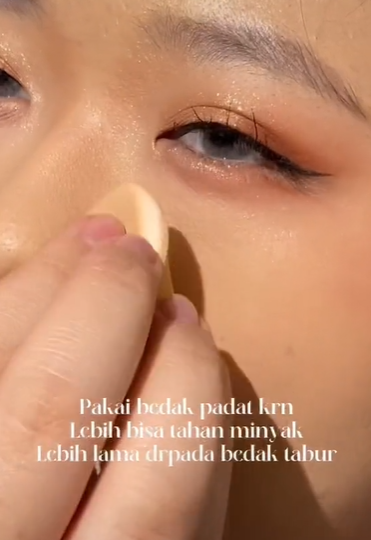 Memakai Bedak
