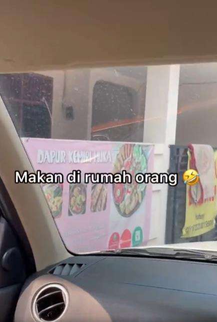 Makan di rumah orang.