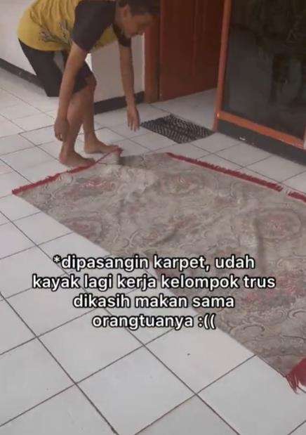 Makan di rumah orang.
