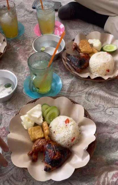 Makan di rumah orang.